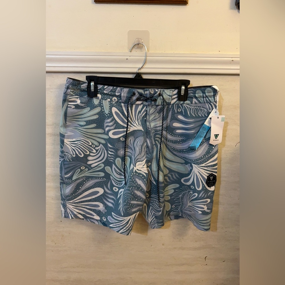 VISSLA Men's Blue & White Swirl Print Board Shorts